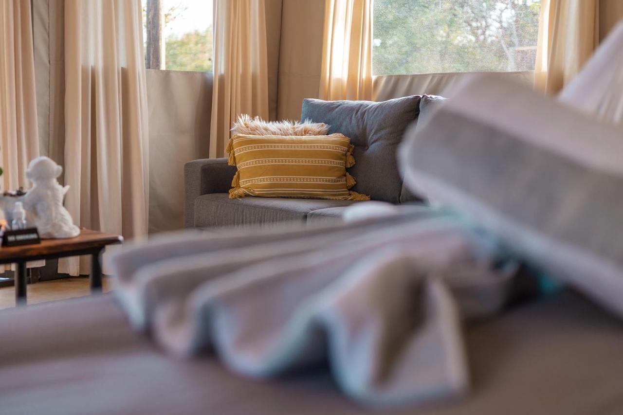 Umkumbe Bush Lodge - Luxury Tented Camp サビ・サンド動物保護区 エクステリア 写真