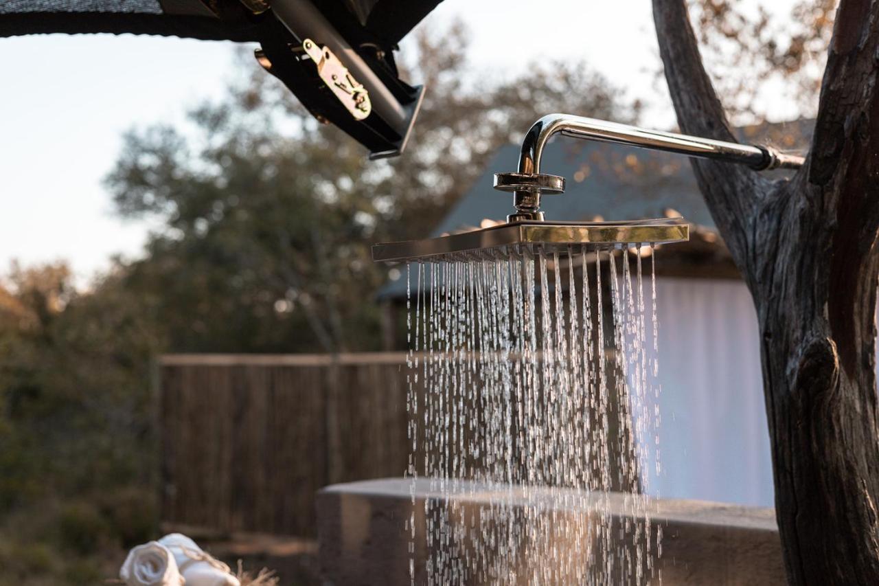 Umkumbe Bush Lodge - Luxury Tented Camp サビ・サンド動物保護区 エクステリア 写真