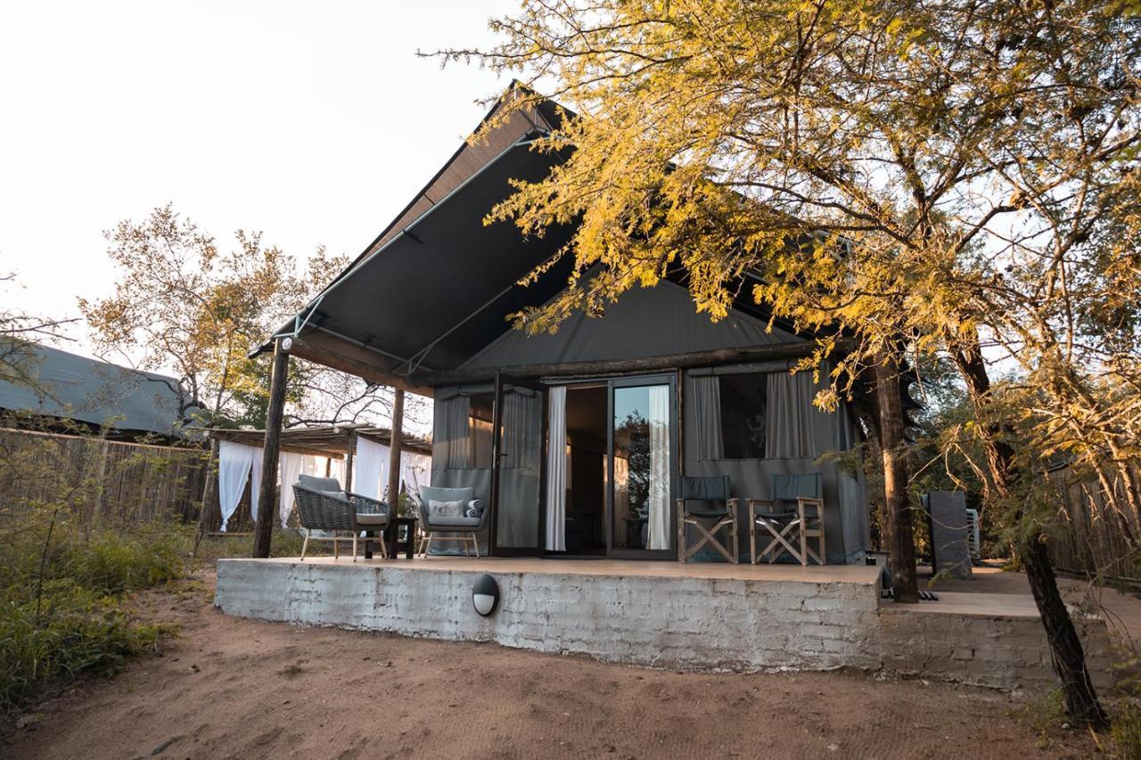 Umkumbe Bush Lodge - Luxury Tented Camp サビ・サンド動物保護区 エクステリア 写真