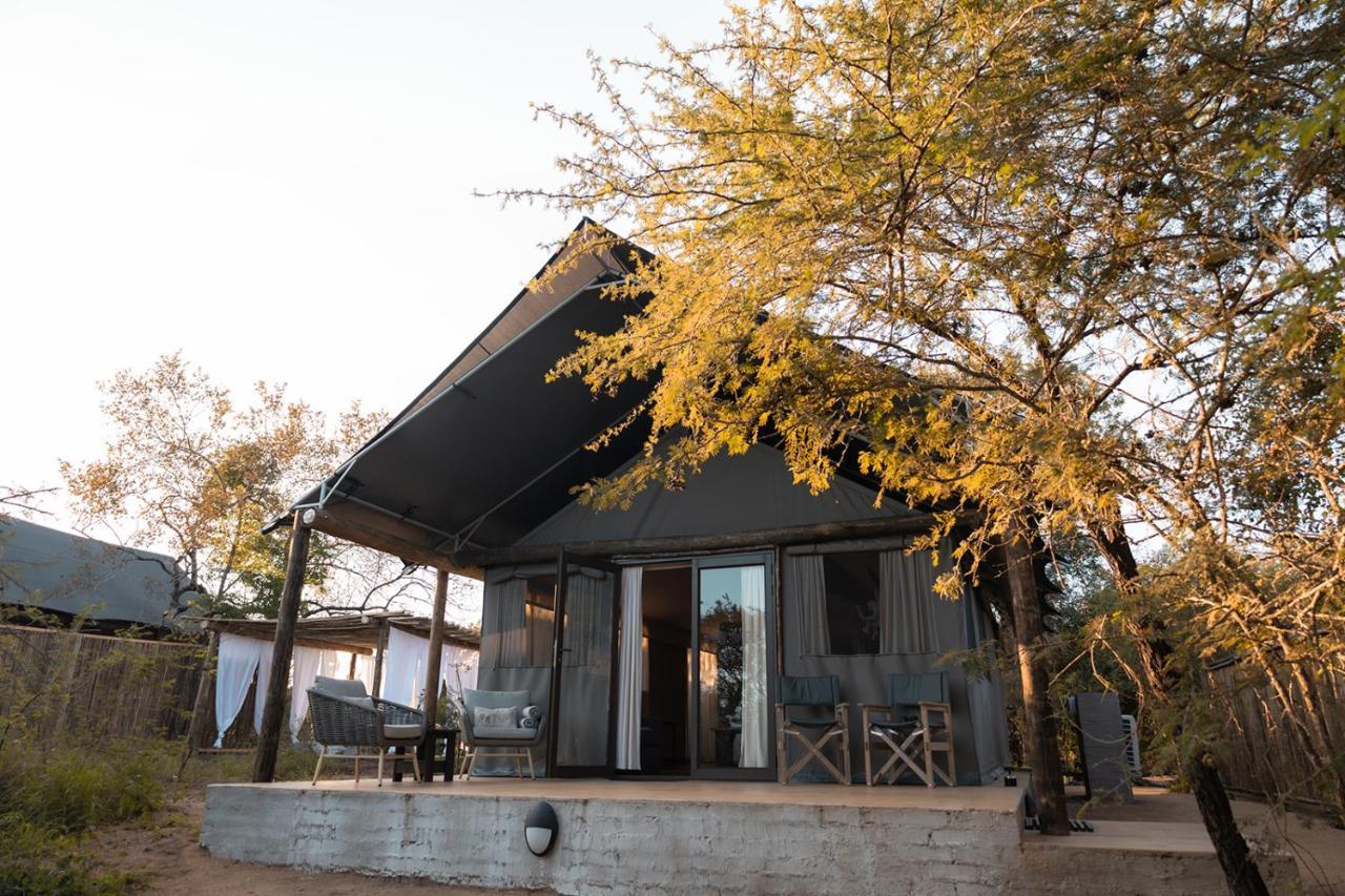 Umkumbe Bush Lodge - Luxury Tented Camp サビ・サンド動物保護区 エクステリア 写真