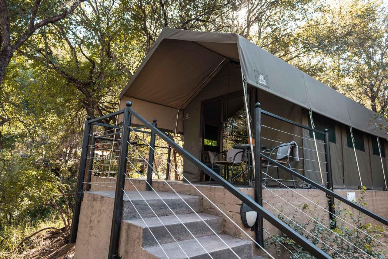 Umkumbe Bush Lodge - Luxury Tented Camp サビ・サンド動物保護区 エクステリア 写真