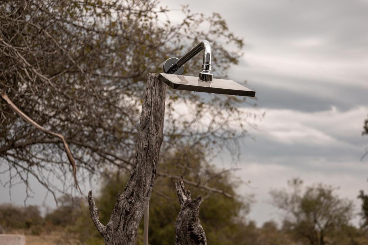 Umkumbe Bush Lodge - Luxury Tented Camp サビ・サンド動物保護区 エクステリア 写真