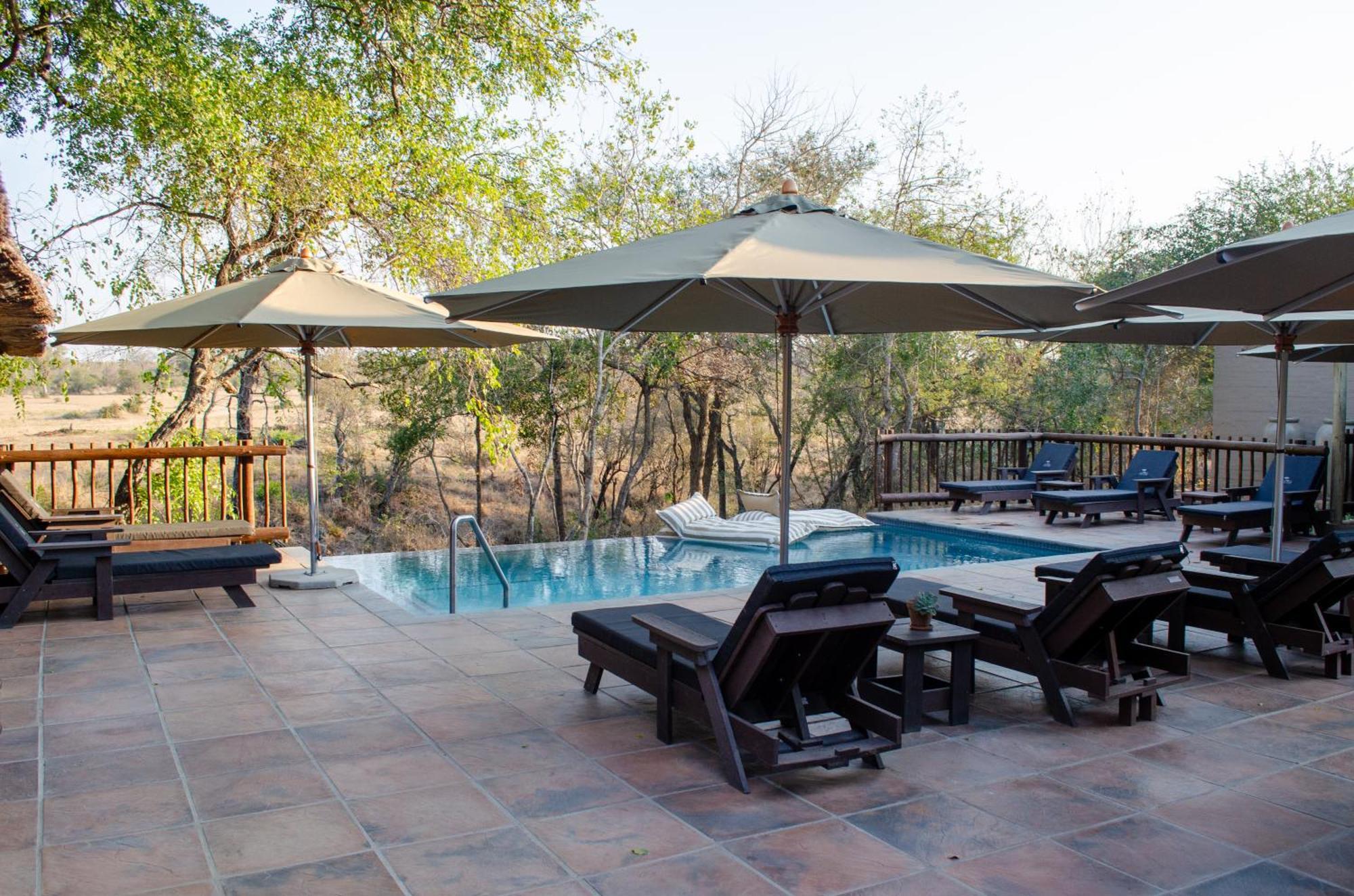Umkumbe Bush Lodge - Luxury Tented Camp サビ・サンド動物保護区 エクステリア 写真