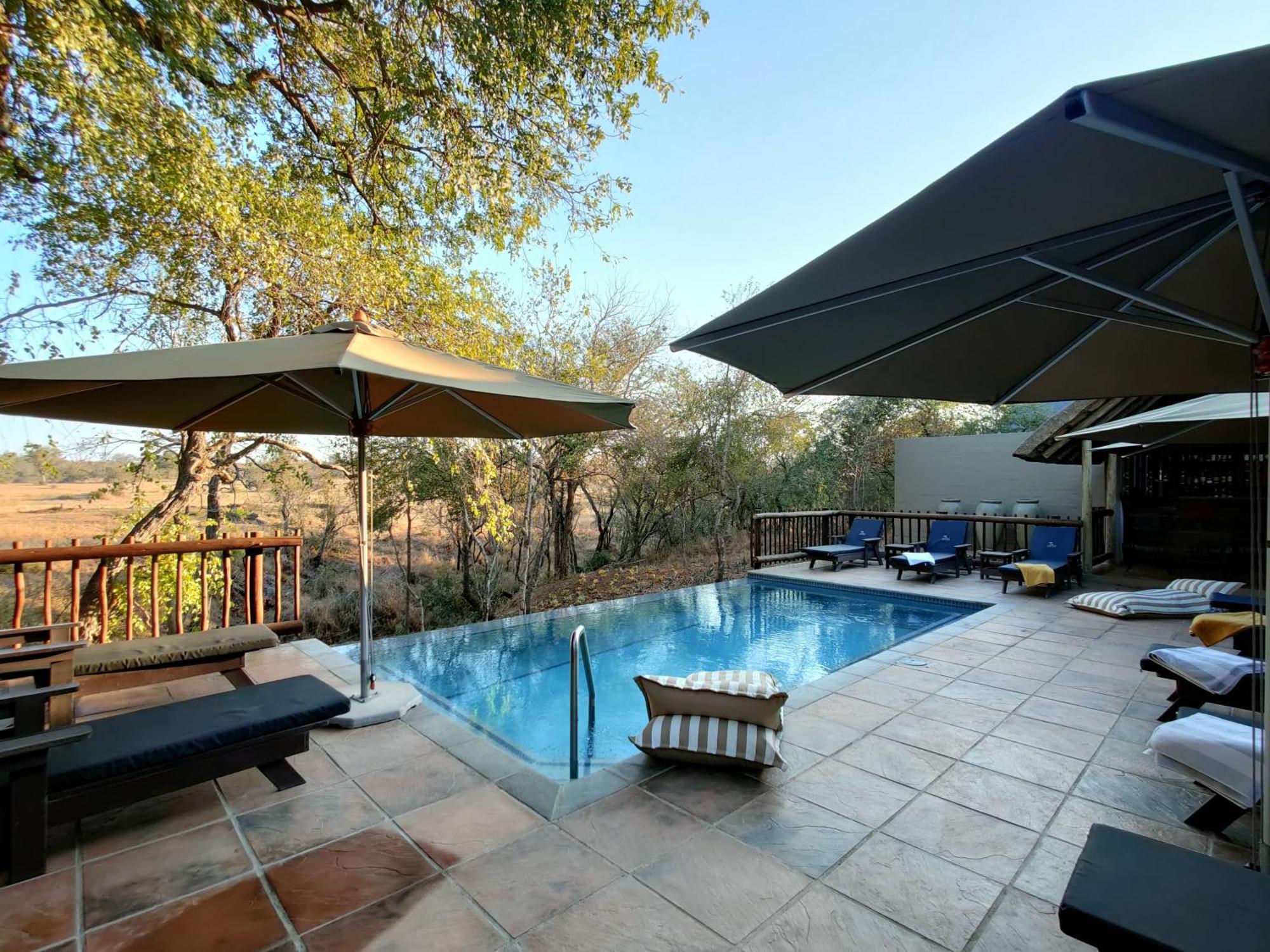 Umkumbe Bush Lodge - Luxury Tented Camp サビ・サンド動物保護区 エクステリア 写真